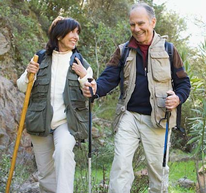 pareja de ancianos haciendo senderismo